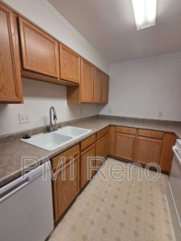 421 Holcomb Ave - Photo 3 of 11