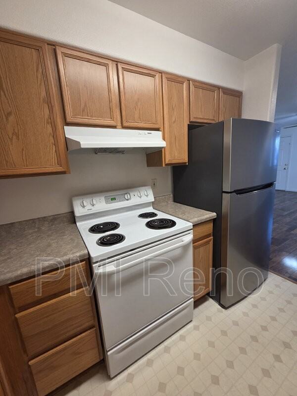421 Holcomb Ave - Photo 4 of 11