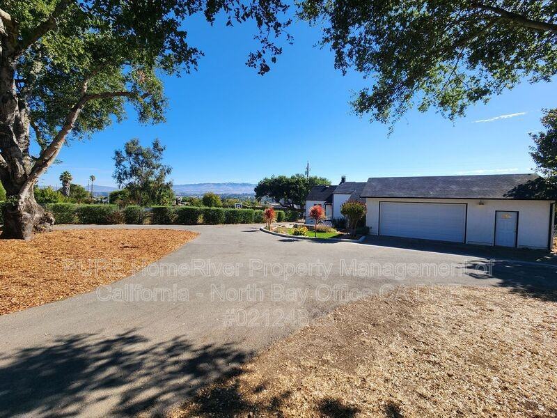 3191 Eastman Ln - Photo 4 of 16