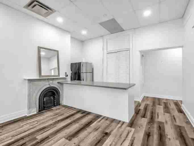 212 Carlton St - Photo 2 of 13