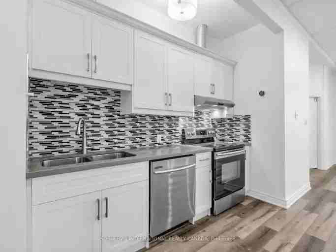 212 Carlton St - Photo 3 of 13