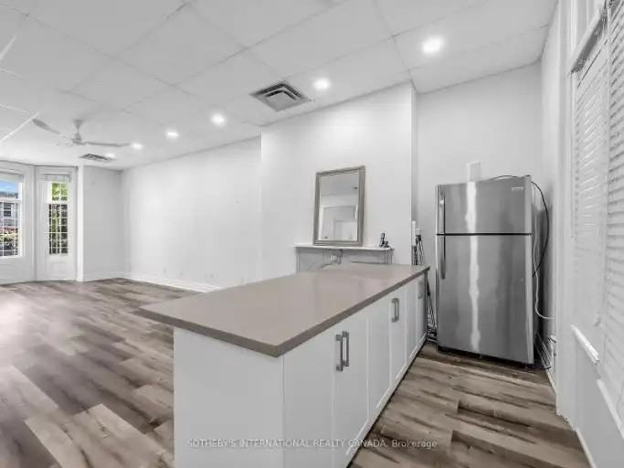 212 Carlton St - Photo 4 of 13