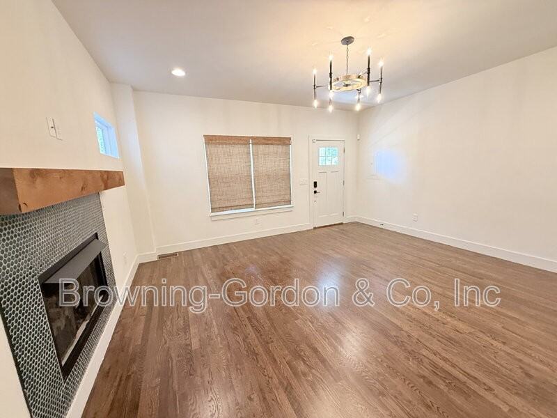 2160B Whitney Ave - Photo 4 of 24