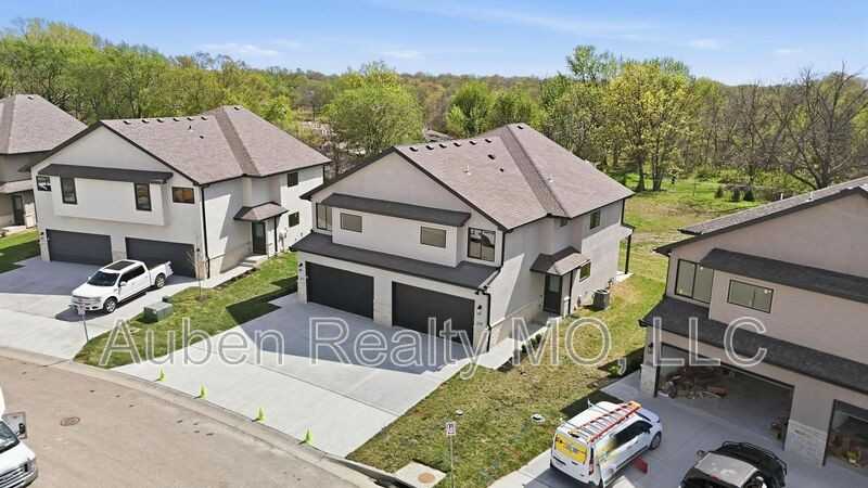 216 Nw Orchard St - Photo 3 of 42