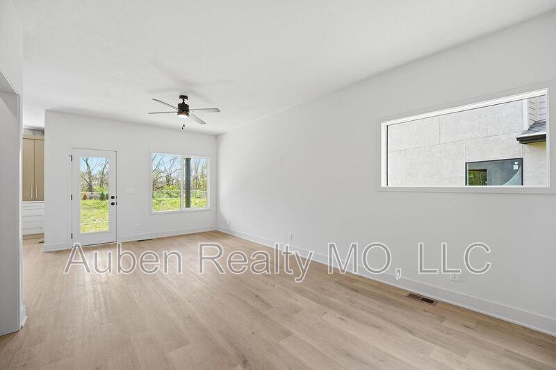 216 Nw Orchard St - Photo 5 of 42
