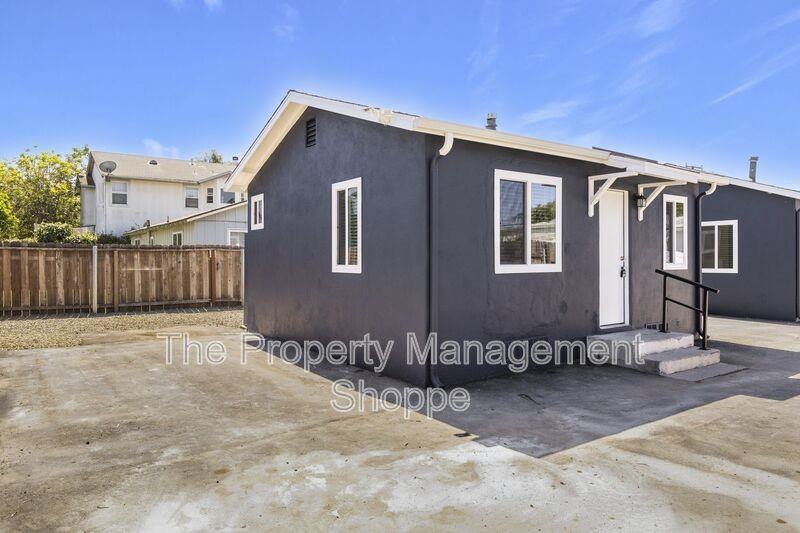 4822 8th St #D - Photo 4 of 16