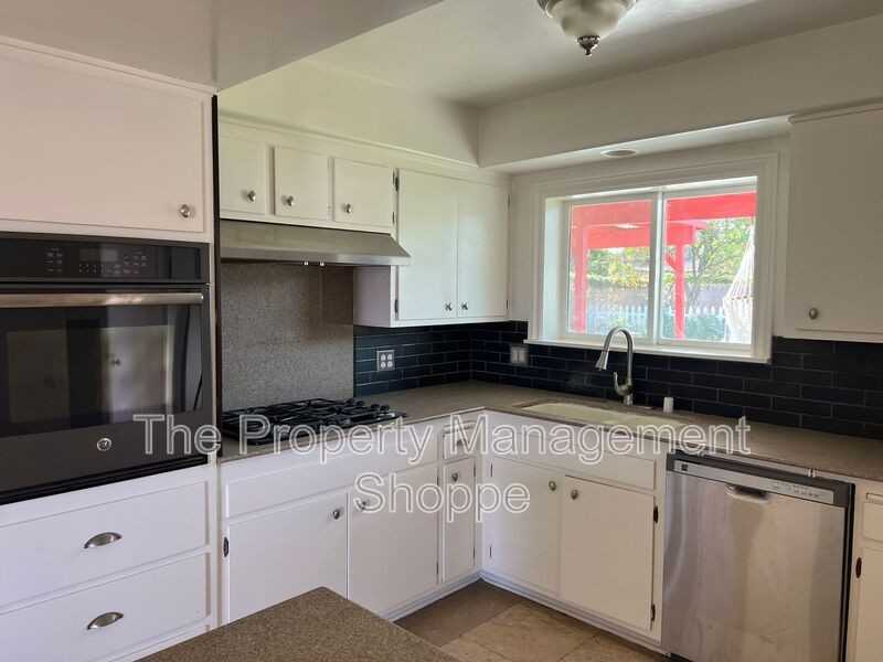 851 Montgomery Ave - Photo 4 of 6