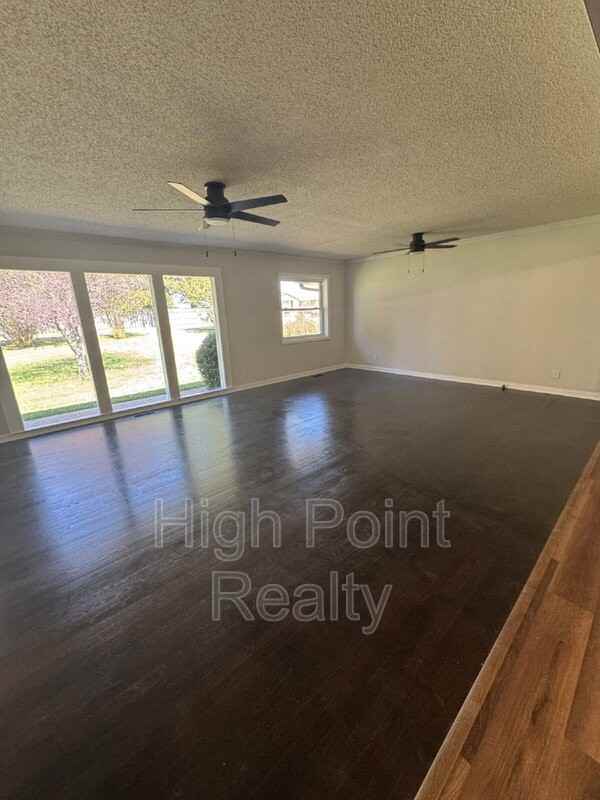 61 Rains Ave - Photo 3 of 22