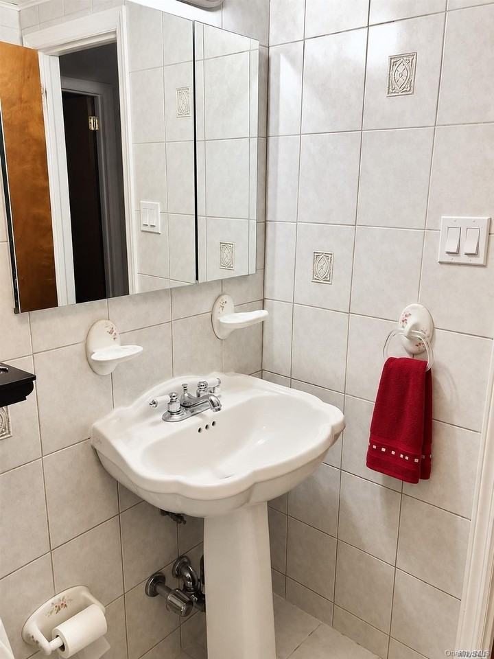 3508 153rd St #1F - Photo 4 of 8