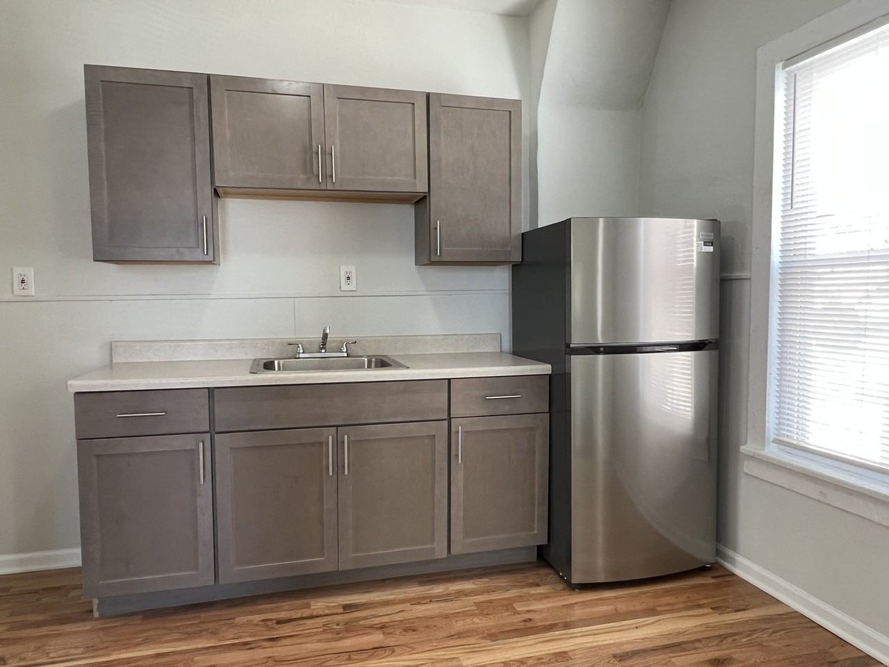1151 W 19th St - Photo 5 of 16