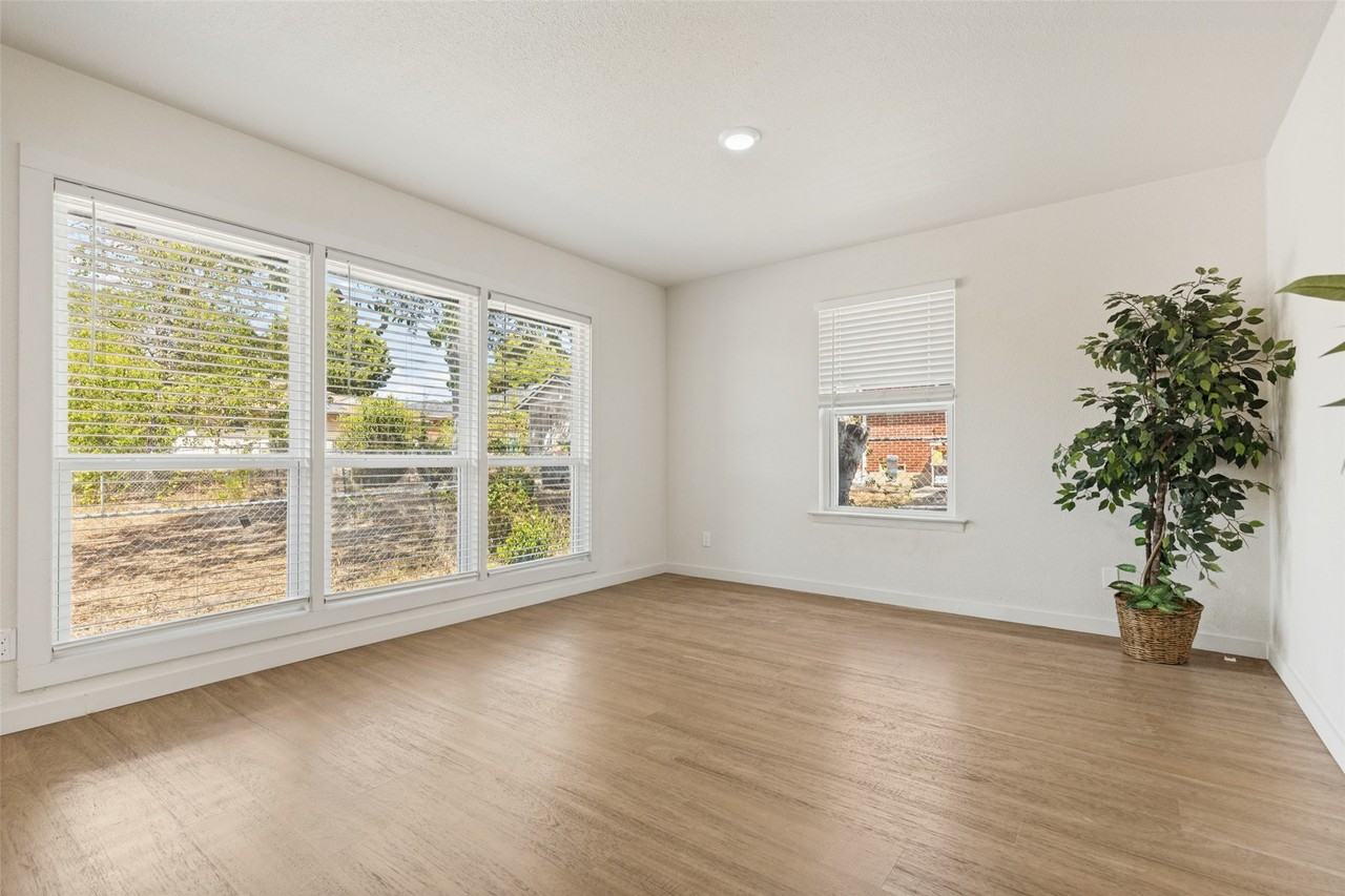 1215 Fordham Rd - Photo 3 of 25