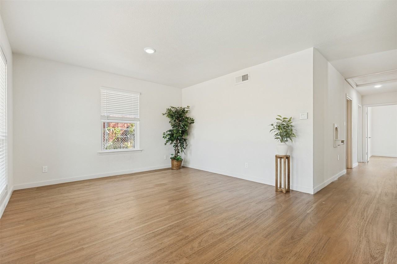 1215 Fordham Rd - Photo 4 of 25