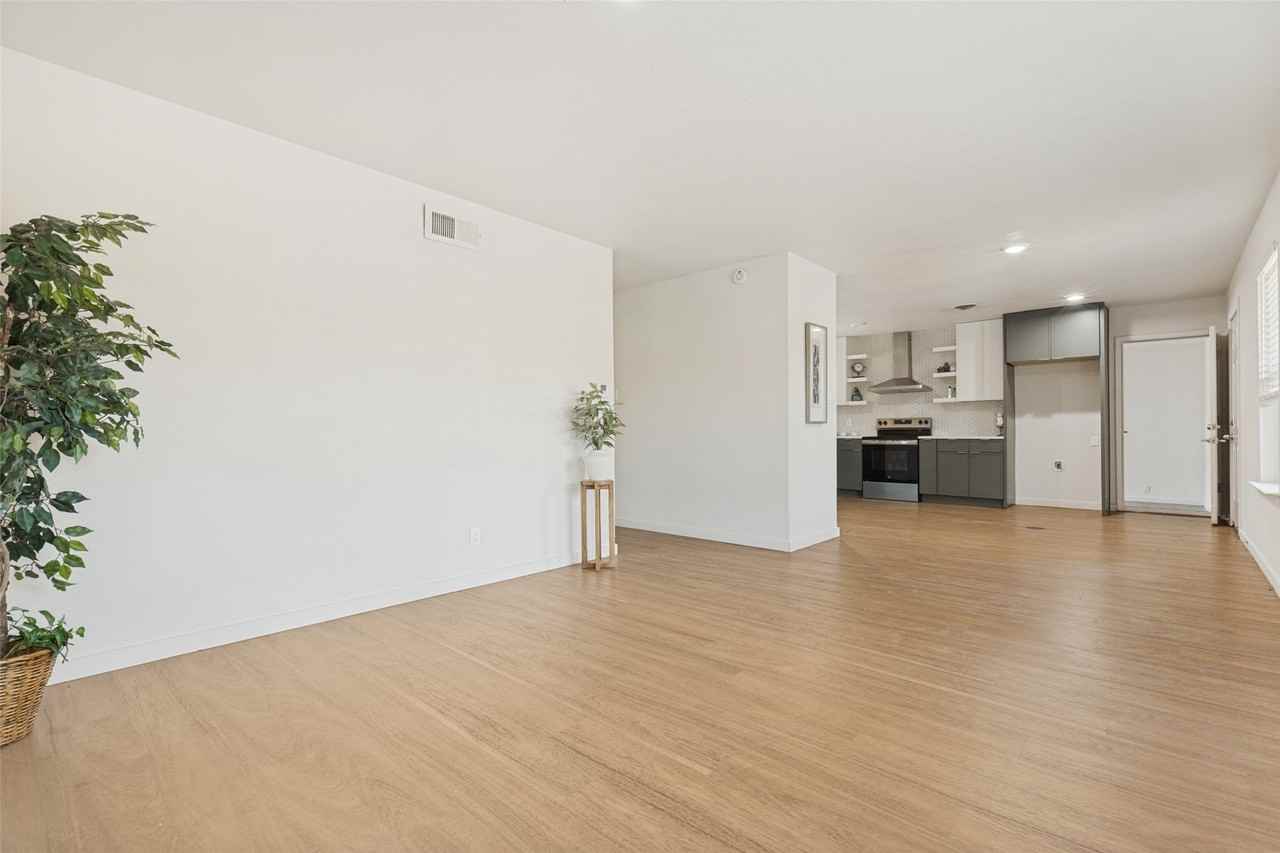 1215 Fordham Rd - Photo 5 of 25