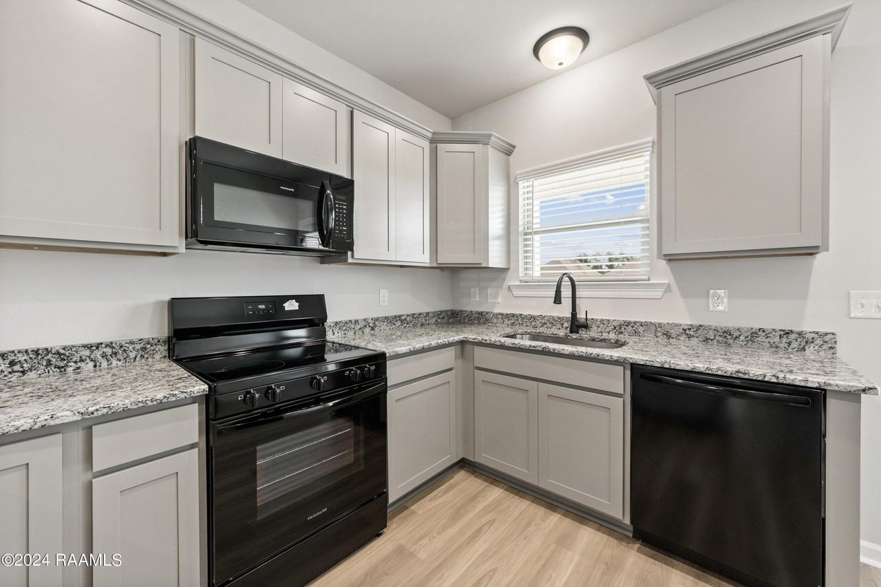107 Segovia Way - Photo 7 of 28