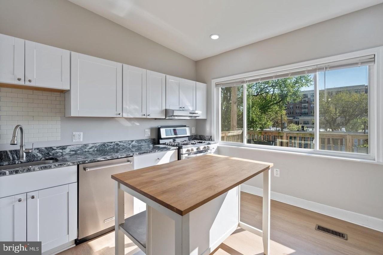 3819 Roland Ave - Photo 5 of 50