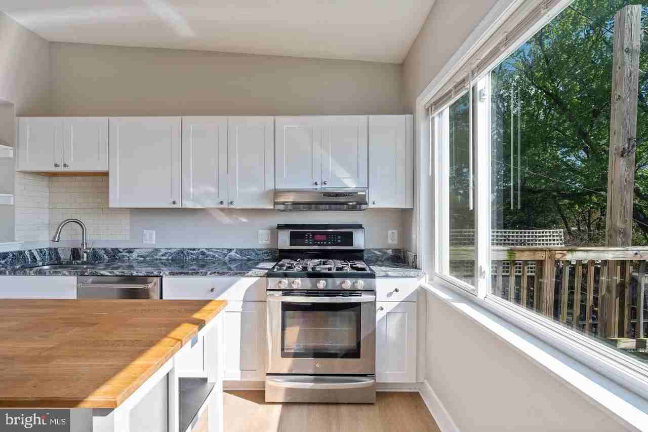 3819 Roland Ave - Photo 7 of 50