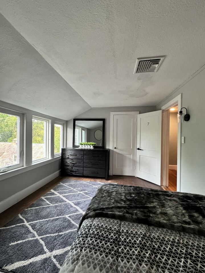 1820 Albany Ave - Photo 3 of 9