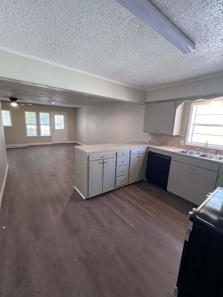 605 N Washington Ave - Photo 3 of 12