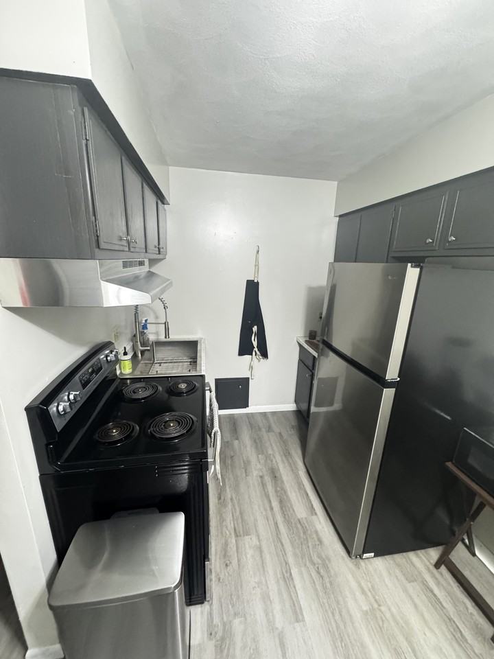 770 University Ave #4 - Photo 2 of 8