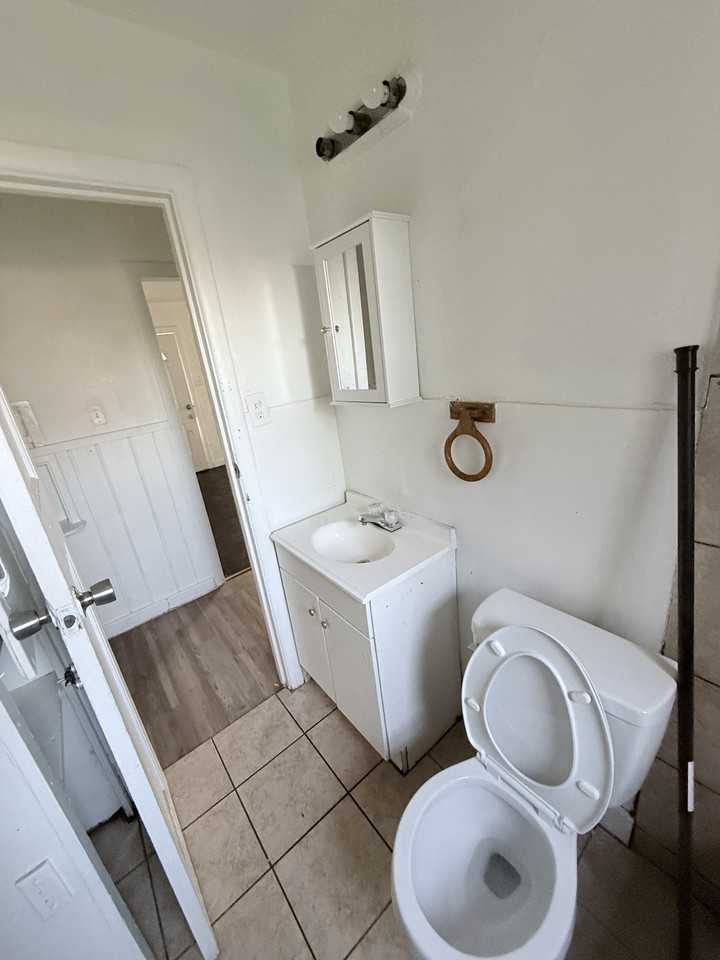 922 N Carolina St - Photo 4 of 12