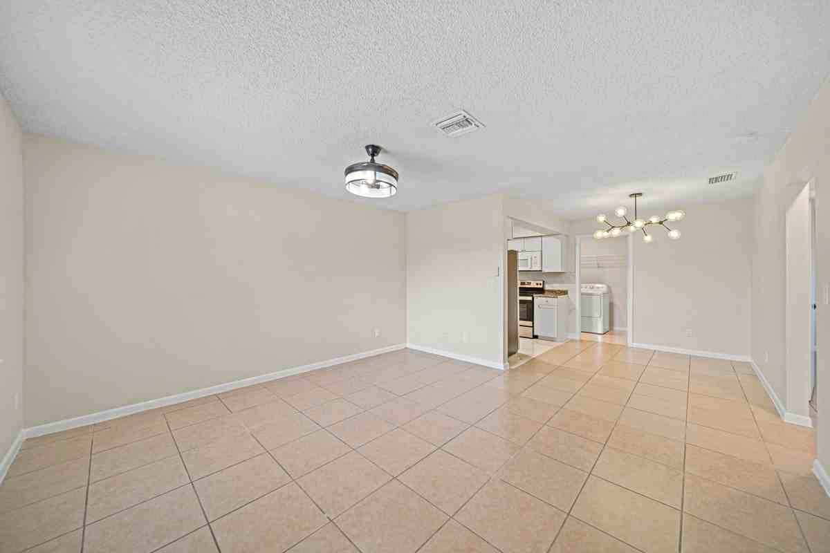 709 Se 8th Ter #4 - Photo 4 of 20