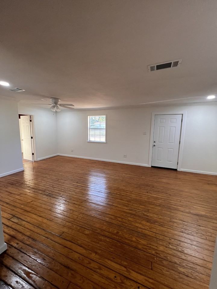211 W Plum St - Photo 2 of 14