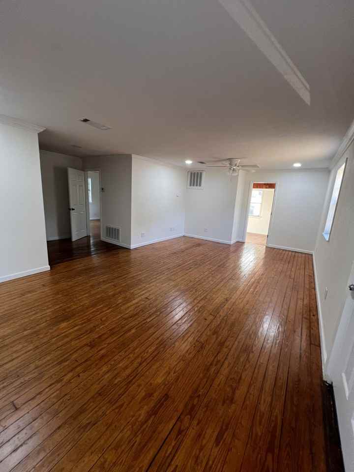 211 W Plum St - Photo 3 of 14
