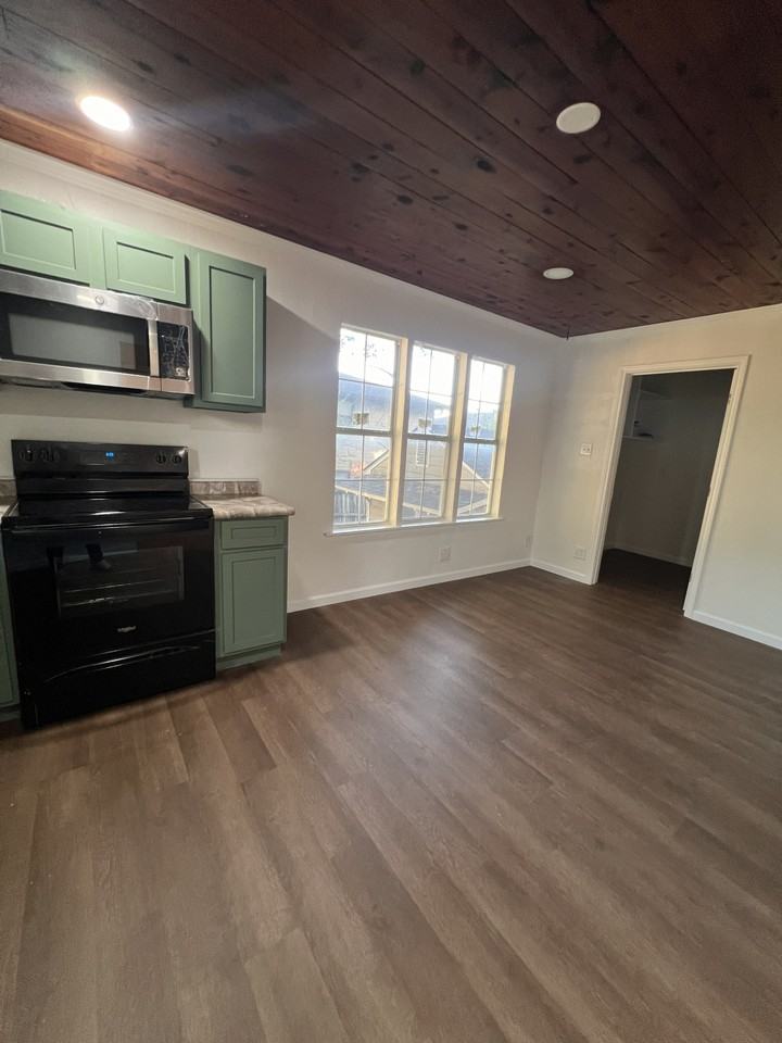 211 W Plum St - Photo 6 of 14