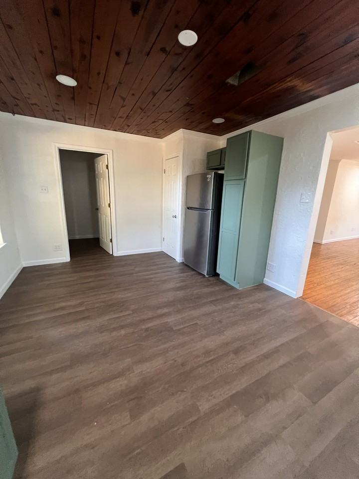 211 W Plum St - Photo 7 of 14