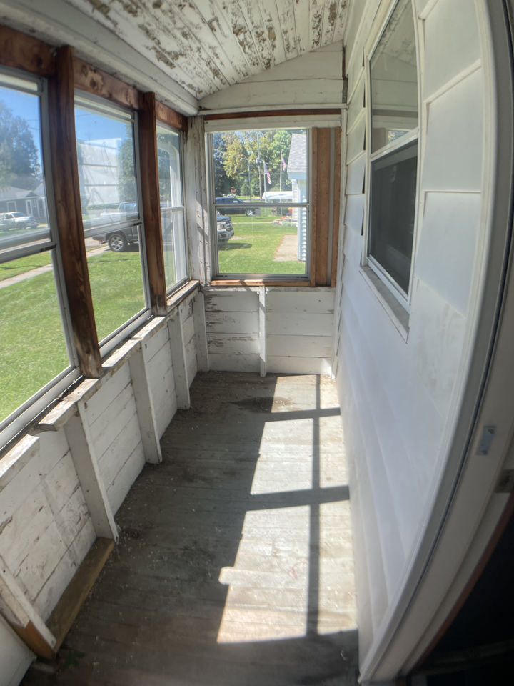 332 S Capital Ave - Photo 2 of 4