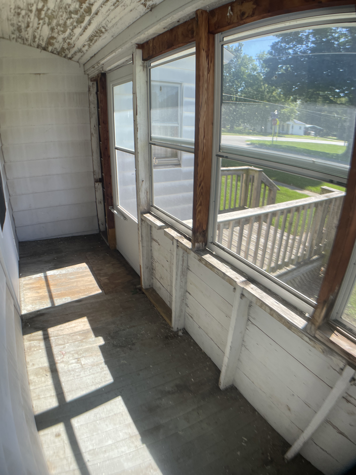 332 S Capital Ave - Photo 3 of 4