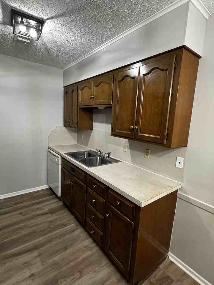 1104 E 24th St #B - Photo 3 of 7