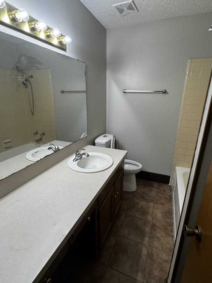 1104 E 24th St #B - Photo 4 of 7