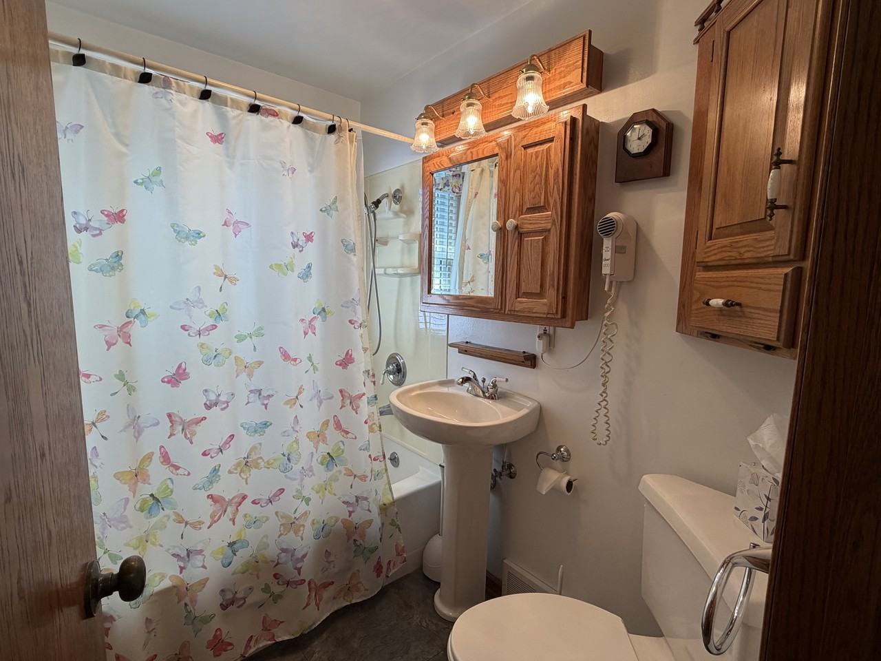 135 W Chisholm St - Photo 3 of 12
