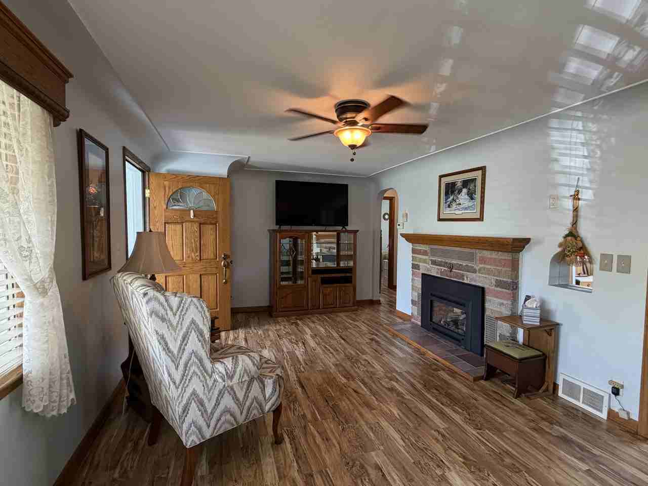 135 W Chisholm St - Photo 4 of 12