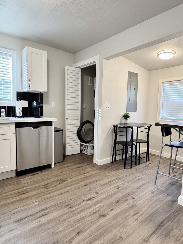 3221 Beacon Ave S - Photo 5 of 11