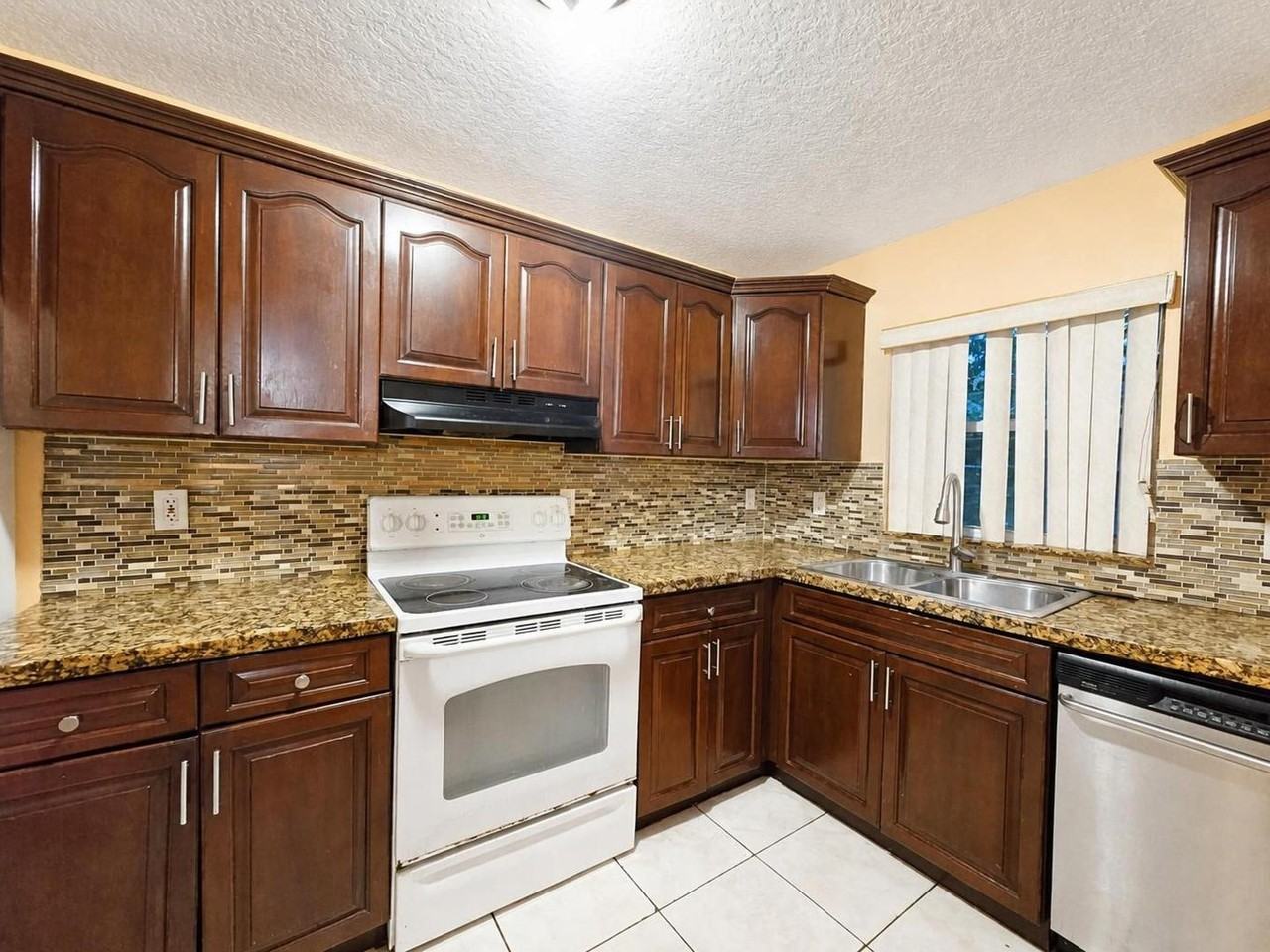 711 53rd St - Photo 2 of 20
