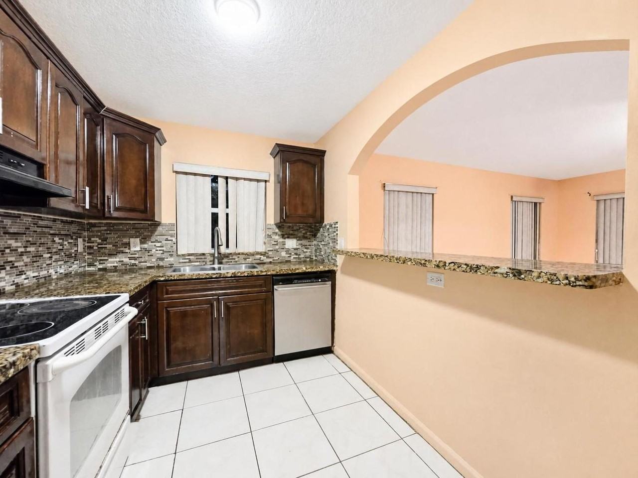 711 53rd St - Photo 4 of 20