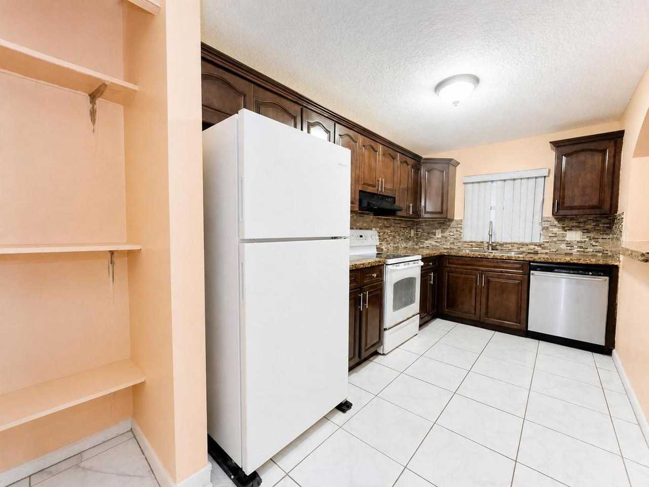 711 53rd St - Photo 6 of 20