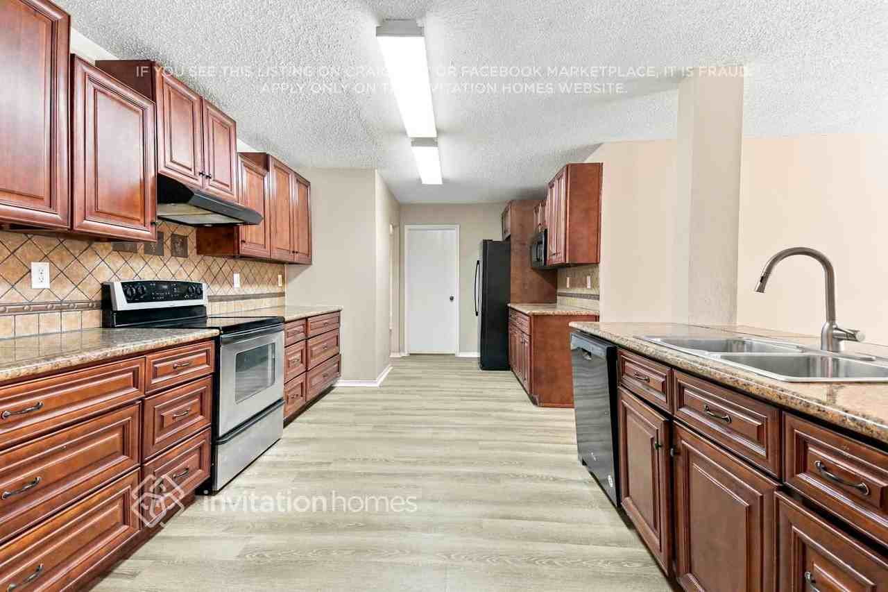 1537 Englewood Dr - Photo 7 of 18