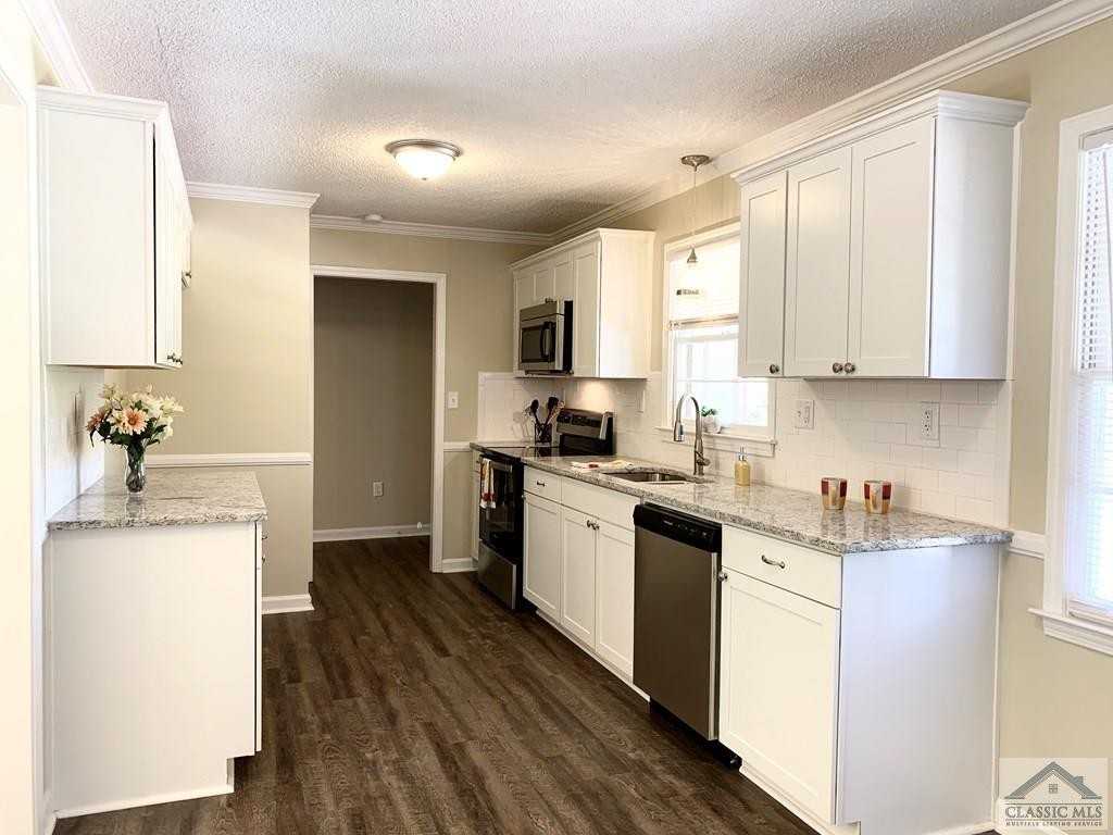 1040 Carol Dr - Photo 4 of 17