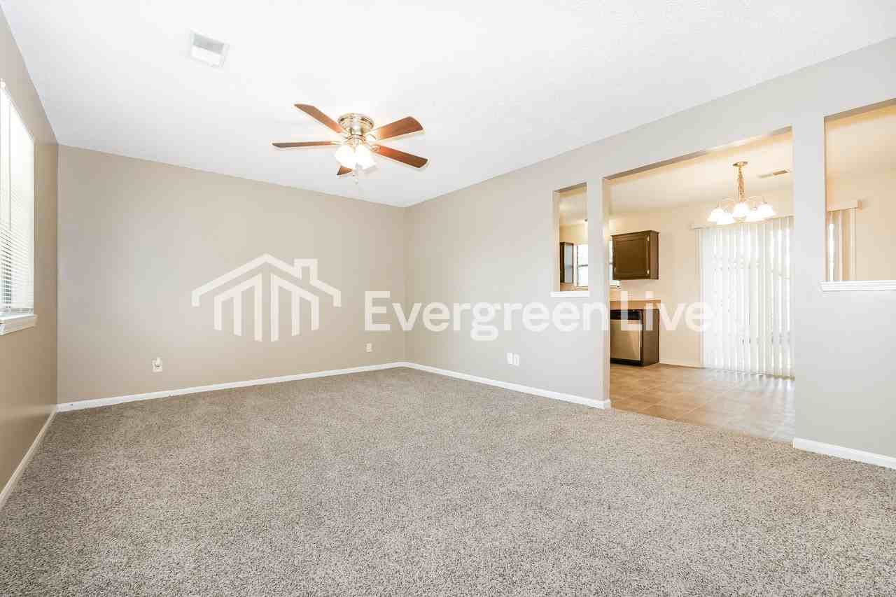123 E Pacific Dr - Photo 3 of 15