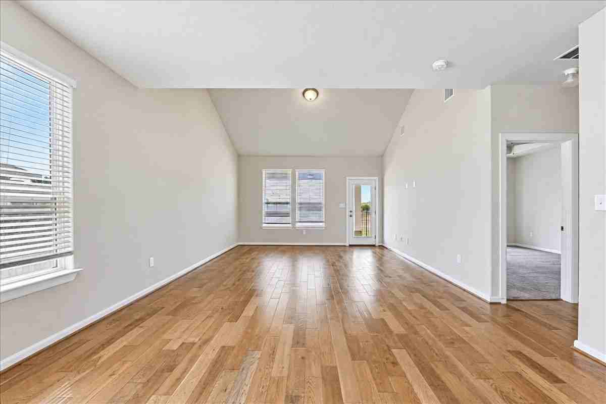 5829 Urbano Bnd - Photo 7 of 38