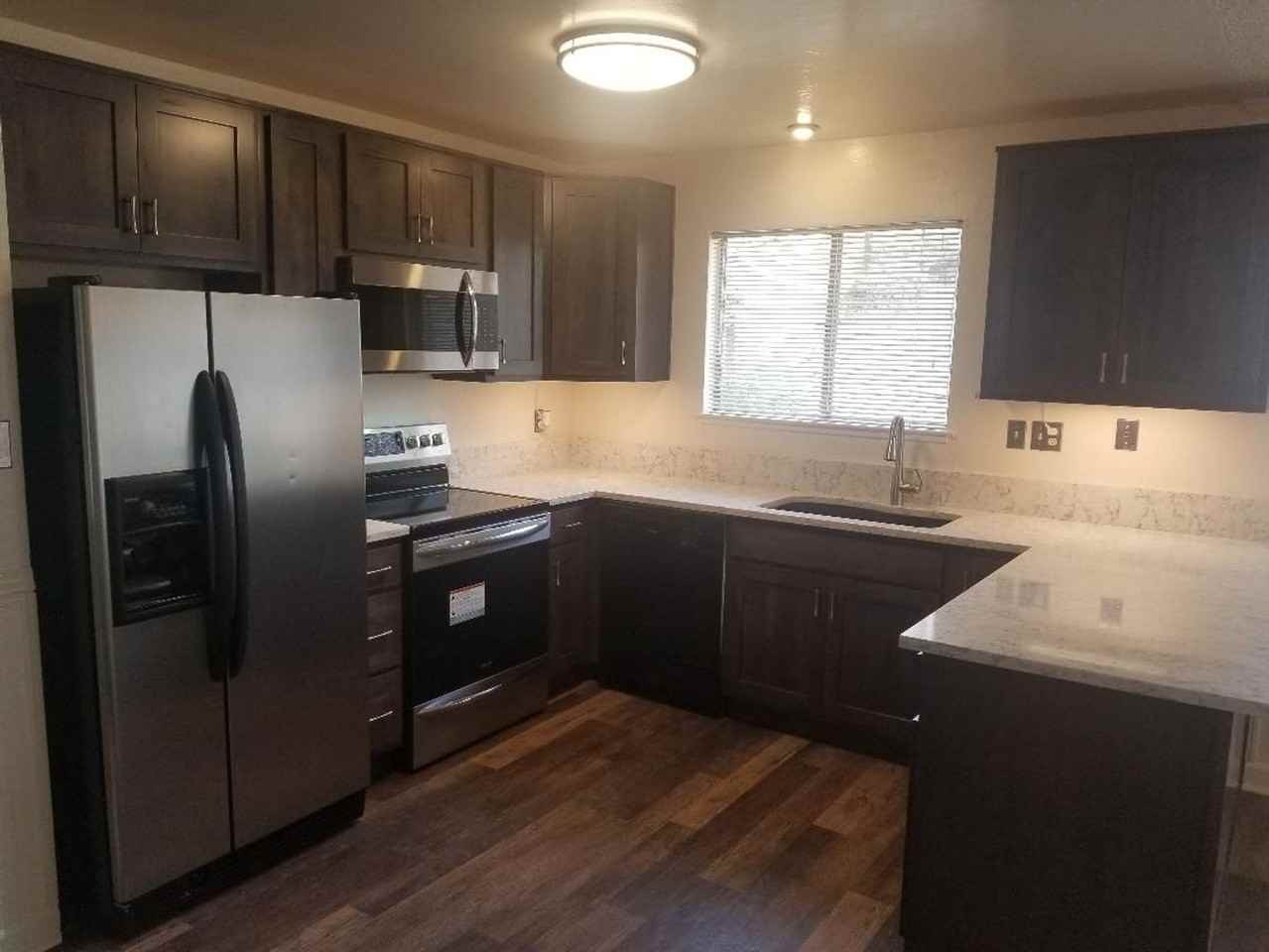 2085 Severn Dr - Photo 3 of 8