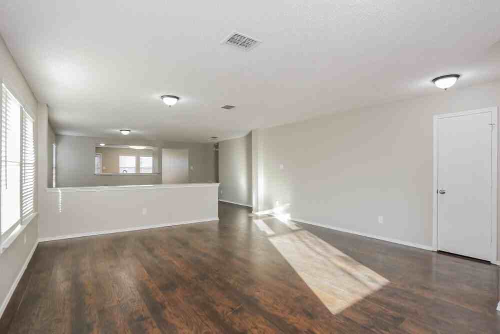 539 Burleson St - Photo 4 of 16