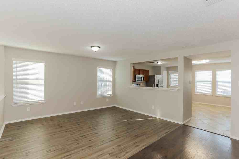 539 Burleson St - Photo 5 of 16
