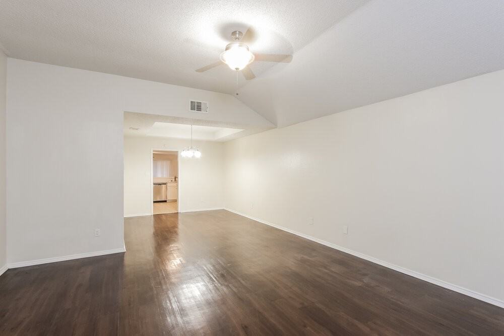 2946 Lawndale Dr - Photo 4 of 16