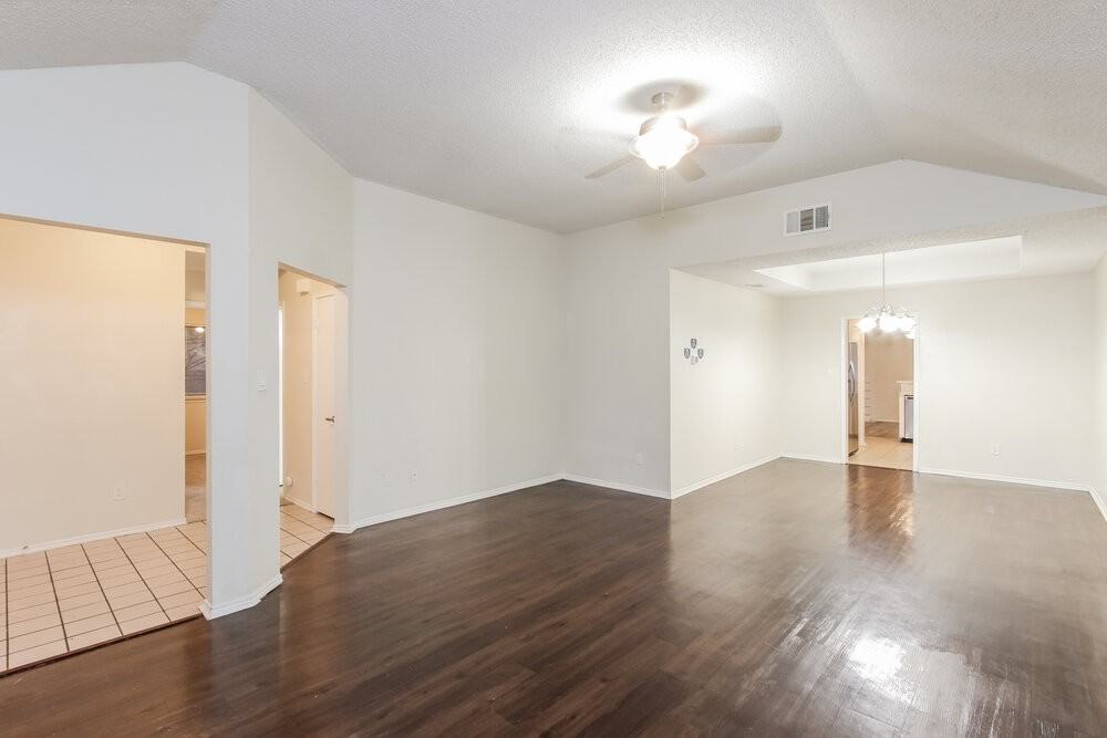 2946 Lawndale Dr - Photo 5 of 16