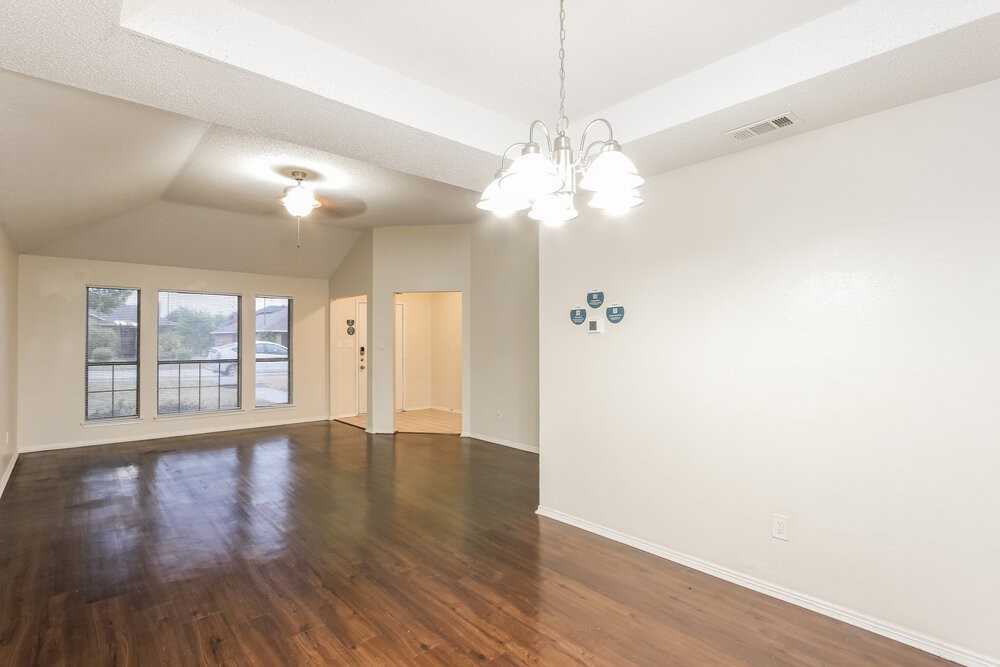 2946 Lawndale Dr - Photo 6 of 16