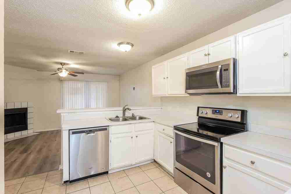 2946 Lawndale Dr - Photo 7 of 16